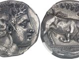 une ancienne pièce d'argent représentant une tête de taureau et une tête de cheval
