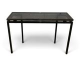 une image représentant une table avec un plateau noir et des pieds en métal