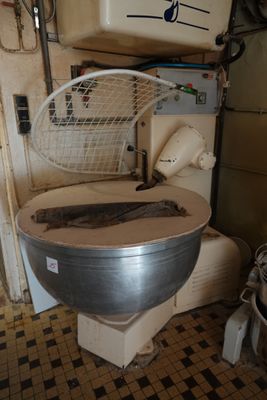 une image représentant des toilettes dans une pièce, avec un filet posé sur le siège