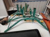 une table sur laquelle sont posés plusieurs outils