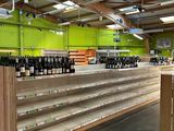 de nombreuses bouteilles de vin sur les étagères du magasin