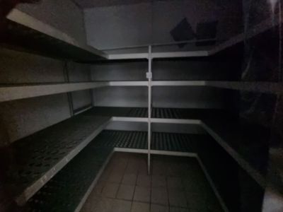 un réfrigérateur vide avec des étagères au milieu