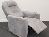 fauteuil inclinable gris dans une pièce avec de la moquette et un mur blanc