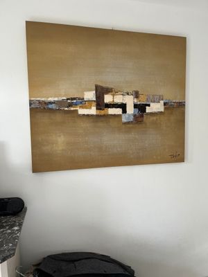 un tableau accroché au mur d'une pièce