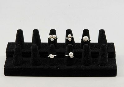 PERLES. Réunion de cinq bagues agrémentées de perles de cult…