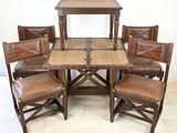une table entourée de six chaises et une table entourée de quatre chaises