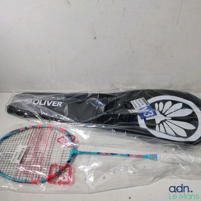 deux raquettes de tennis et un sac posés sur la table