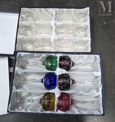 six boules de Noël en verre dans une boîte posée sur une table
