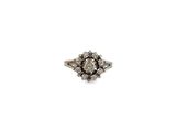 gros plan d'une bague en diamant sur fond blanc