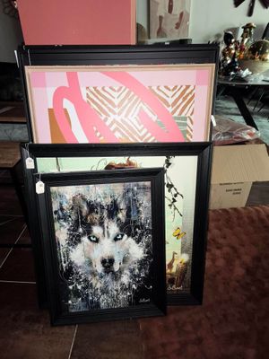 deux photos encadrées représentant un chien et une photo représentant un chat