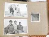 un livre sur lequel figurent des photos d'hommes en uniforme militaire