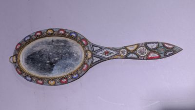un miroir accroché au mur, à côté d'un petit miroir