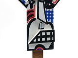 sculpture représentant un visage, posée sur un socle en bois, sur fond blanc