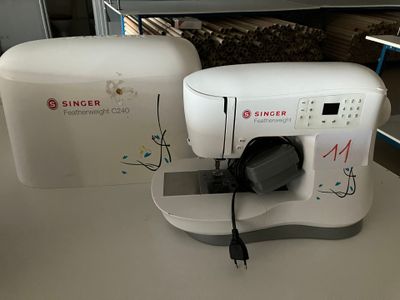 MACHINE A COUDRE FEATHERWEIGHT C240 - Photo 1