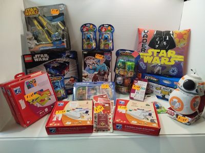 Il y a beaucoup de jouets Star Wars exposés sur le comptoir.