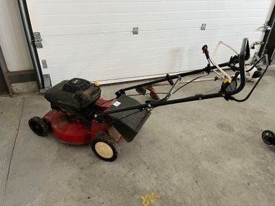 une tondeuse à gazon qui se trouve dans le garage