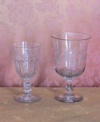 deux verres à vin posés l'un à côté de l'autre sur une table
