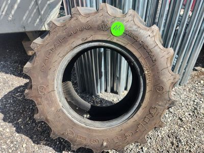 un pneu sur lequel est apposé un autocollant vert