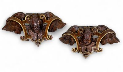 Paire d'éléments décoratifs en fruitier sculpté, figurant de…