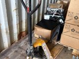 un chariot élévateur avec un chariot au milieu de l'atelier