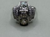 gros plan d'une bague en diamant sur une surface blanche