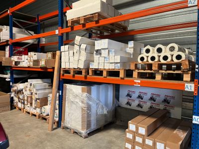de nombreux cartons et boîtes sur les étagères de l'entrepôt