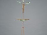 une image représentant une sculpture d'oiseau posée sur un socle blanc