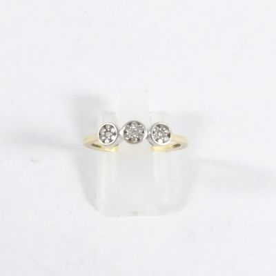gros plan d'une bague en diamant sur une surface blanche