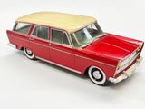 une petite voiture rouge avec un toit beige posée sur une surface blanche
