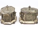 paire de sucriers et de beurriers anciens en métal argenté, sur socles