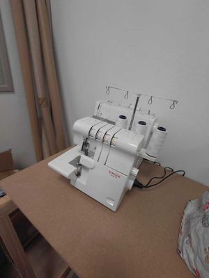 une machine à coudre posée sur une table dans une pièce