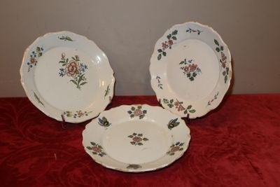 trois assiettes posées sur une table rouge