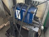 une machine posée sur le sol à côté d'un mur
