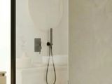 une baignoire avec une porte vitrée dans une salle de bains
