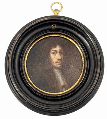 portrait d'un jeune homme dans un cadre noir à bordure dorée