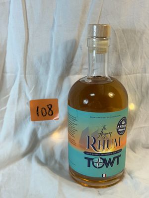 une bouteille de rhum posée sur une table