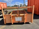 un camion-benne garé à côté d'une benne à ordures