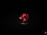 gros plan d'un diamant rouge sur une surface noire
