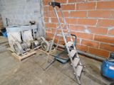 une petite machine qui se trouve dans un garage