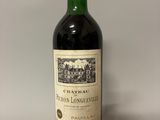 une bouteille de vin rouge posée sur une table