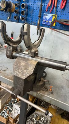 une photo d'un établi dans un atelier, avec des outils accrochés au mur