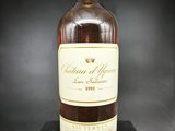 une bouteille de vin posée sur une table noire