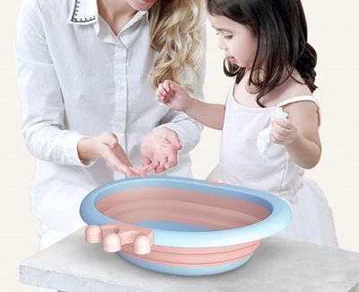 une femme et une petite fille qui jouent avec un bol