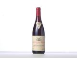 une bouteille de vin rouge posée sur un plan de travail blanc