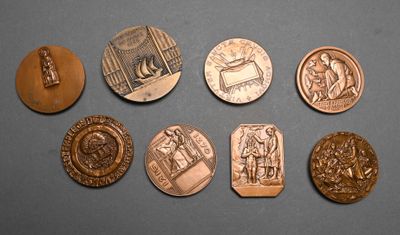 six types de pièces différents sont représentés sur une surface grise