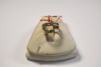 un anneau posé sur le dessus d'un sac