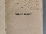un livre ouvert, sur lequel on distingue des notes manuscrites, posé sur une surface bleue