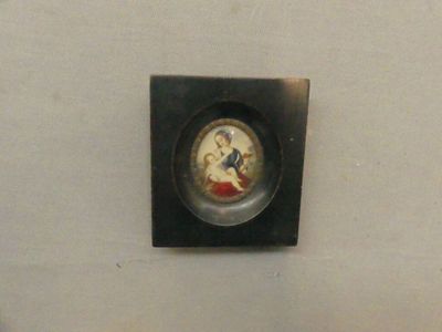 une horloge accrochée au mur de la salle de bains