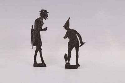 deux figurines d'un homme et d'une femme debout l'un à côté de l'autre