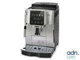 gros plan d'une machine à café sur fond blanc